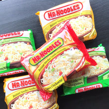 Charger l'image dans la galerie, MR NOODLES - NOUILLES INSTANTANEE - POULET ÉPICÉE - SAC - 85g
