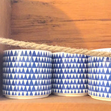 Charger l'image dans la galerie, TASSE BLEUE EN CÉRAMIQUE
